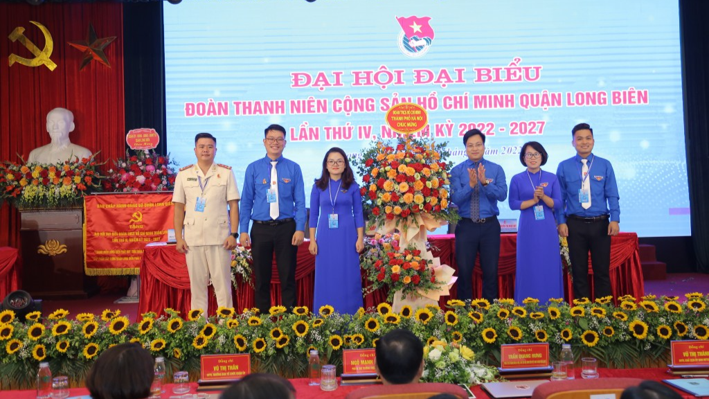 Phó Bí thư Thành đoàn Hà Nội Trần Quang Hưng tặng hoa chúc mừng Đại hội