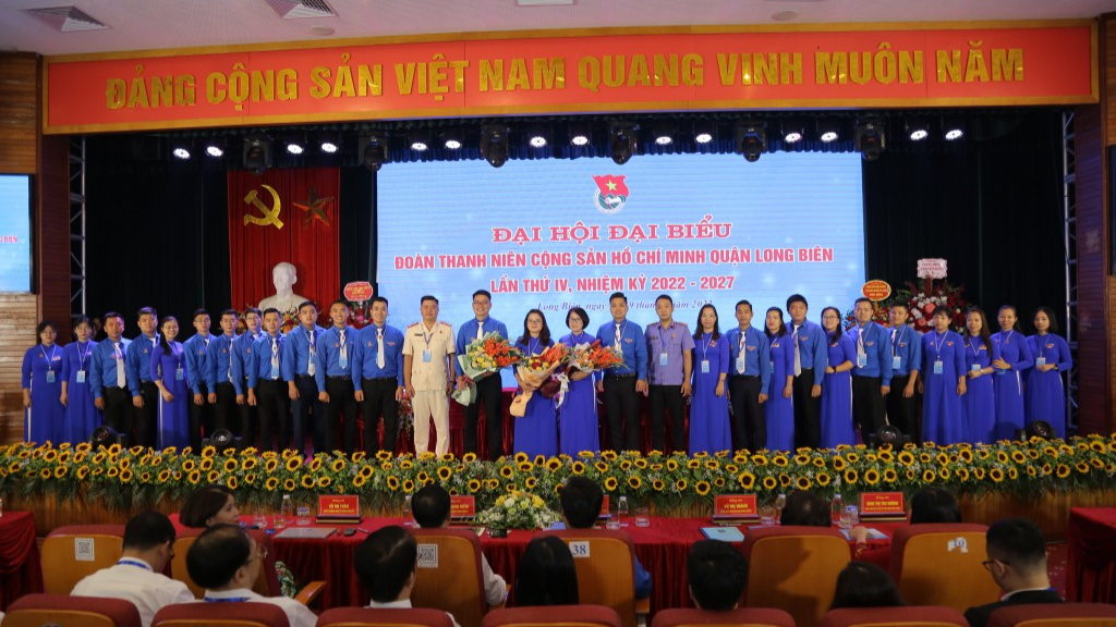 Ban Chấp hành Đoàn Thanh niên quận Long Biên nhiệm kỳ 2022 - 2027 ra mắt tại Đại hội