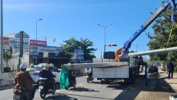 Quảng Nam: Ngang nhiên cẩu hạ trụ điện, cản trở giao thông trên quốc lộ 1A