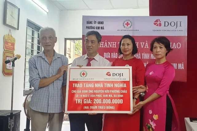 Trao tặng biển tượng trưng