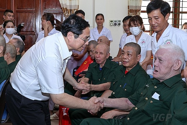 Thủ tướng Phạm Minh Chính thăm, tặng quà tại Trung tâm điều dưỡng thương binh Kim Bảng, Hà Nam - Ảnh: VGP/Nhật Bắc