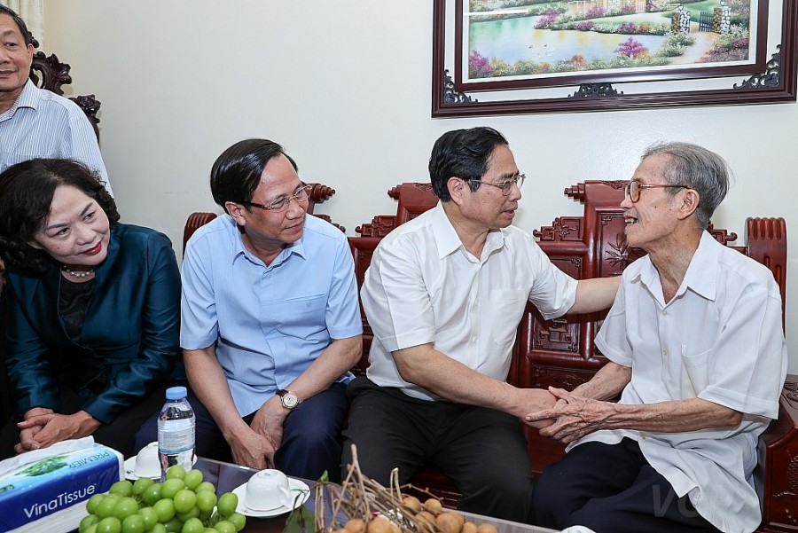 Chùm ảnh: Thủ tướng tặng quà, tri ân Mẹ Việt Nam anh hùng, các thương binh và gia đình chính sách - Ảnh 14. Thủ tướng thăm gia đình liệt sĩ Lê Văn Dũng tại phường Minh Khai, thành phố Phủ Lý - Ảnh: VGP/Nhật Bắc