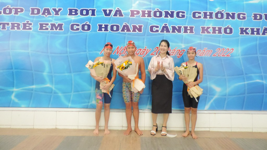 Giám đốc Cung Thanh niên Hà Nội Dương Việt Hà tặng hoa cho các em thiếu nhi 