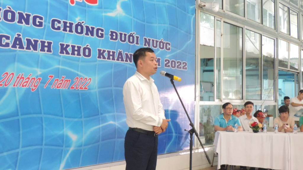 Phó Giám đốc Cung Thanh niên Hà Nội Trần Phúc Lộc phát biểu khai mạc lớp học bơi