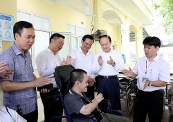 Chủ tịch HĐND TP Hà Nội thăm, tặng quà nạn nhân bị nhiễm chất độc da cam