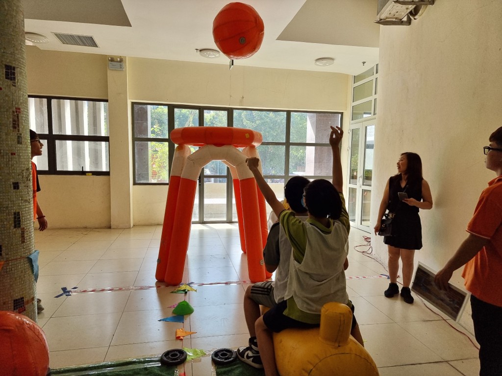 Học sinh vui chơi ở Trạm thử thách Vươn tầm cao mới Học sinh vui chơi ở Trạm thử thách Vươn tầm cao mới
