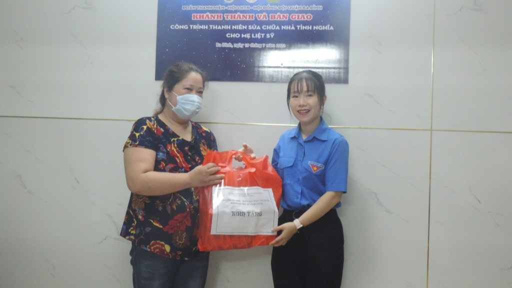 Đoàn Thanh niên quận Ba Đình trao tặng quà tới gia đình bà Nguyễn Thị Thìn 