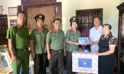 Đoàn viên Công đoàn CAND tiêu biểu thăm, tặng quà thương binh ở Hà Nam