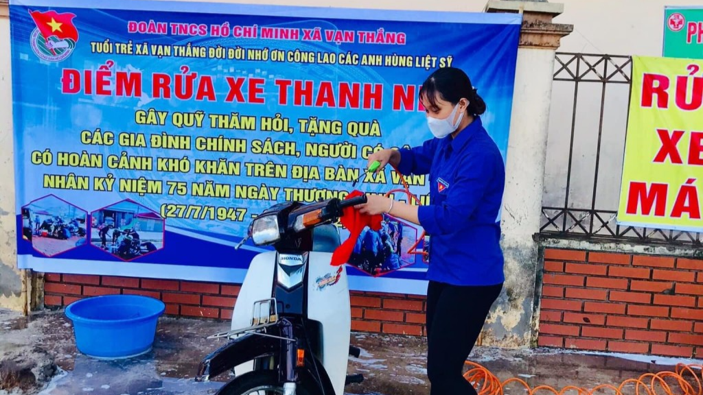 Đoàn viên xã Vạn Thắng rửa xe gây quỹ tặng gia đình có công 