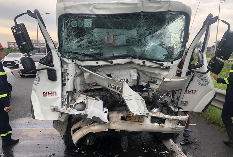 Vụ tai nạn xe tải đâm vào đuôi xe bồn khiến đầu xe tải bẹp rúm, tài xế bị thương, mắc kẹt trong cabin
