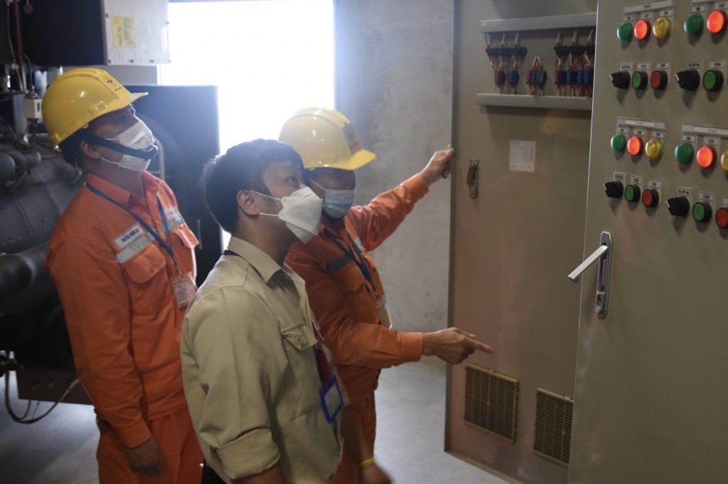 Công nhân EVNHANOI đang kiểm tra vận hành hệ thống điện tại AEONMall Hà Đông