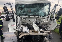 Giải cứu tài xế bị thương, mắc kẹt sau vụ tai nạn xe ô tô tải đâm vào đuôi xe bồn
