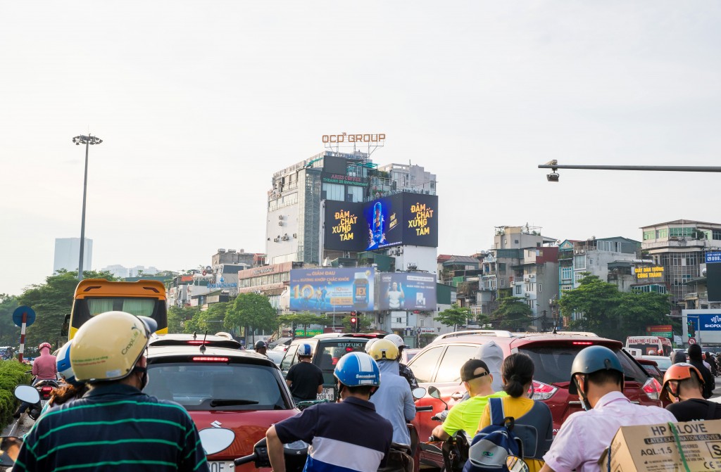 Nhiều biển hiệu bí ẩn độc một dòng chữ “Đậm chất, xứng tầm” phủ khắp Hà Nội