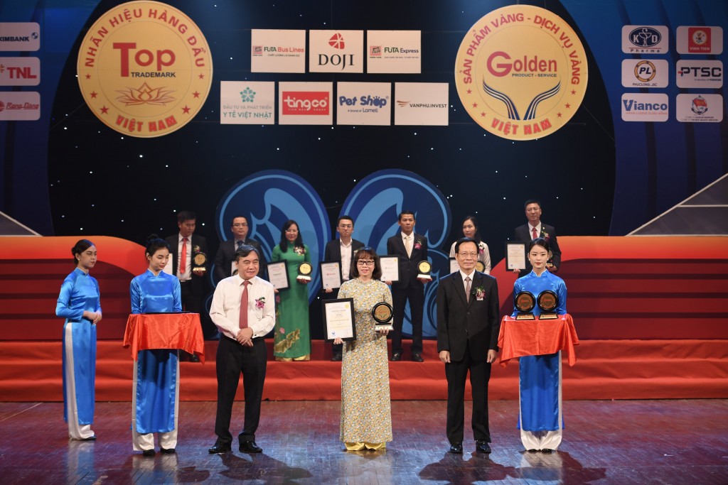 Phó giám đốc Hà Hòa Bình, Đại diện Công ty Vedan Việt Nam nhận chứng nhận “Top 10 Sản phẩm vàng Việt Nam”