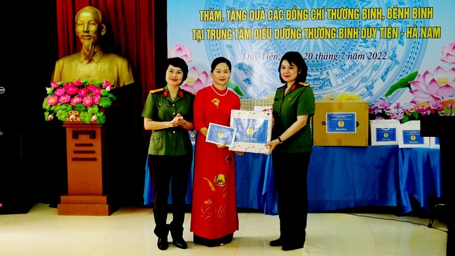 Đại tá Ngô Hoài Thu (ngoài cùng bên phải) và Trung tá Công Thanh Thảo trao quà cho cho đại diện Trung tâm điều dưỡng thương binh huyện Duy Tiên