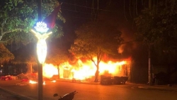 Quảng Ninh: Cháy lớn trong đêm, hàng chục ngôi nhà bị thiêu rụi