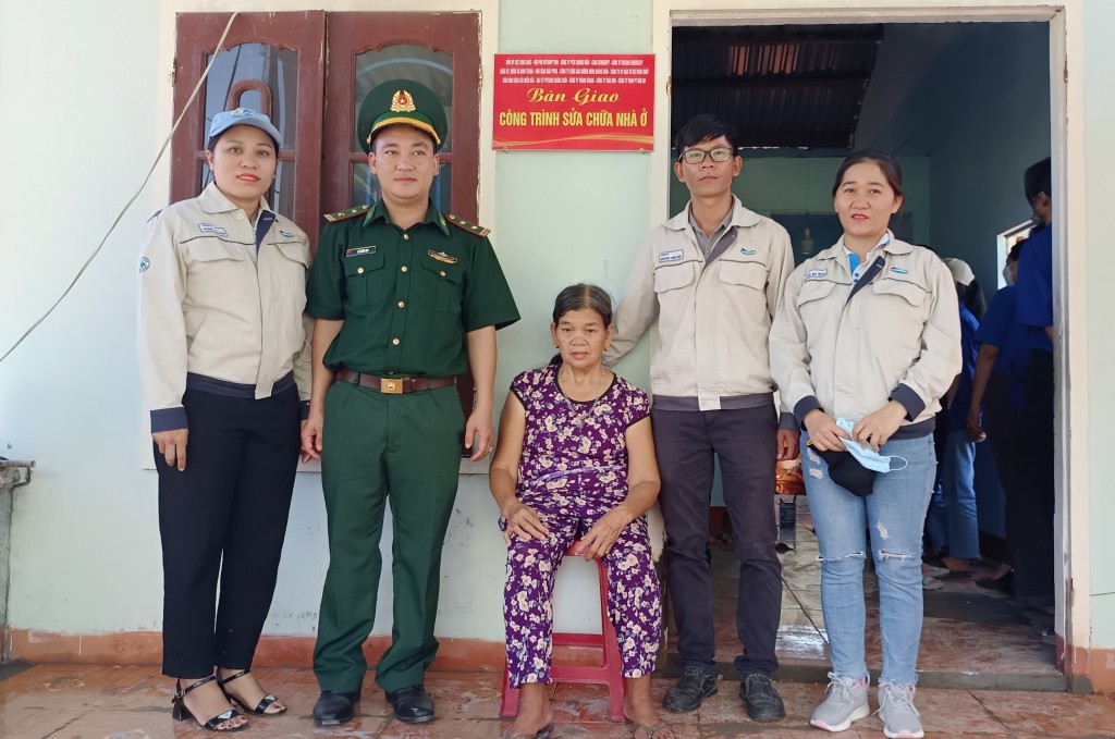 Đại diện lãnh đạo Đồn Biên phòng cửa khẩu cảng Dung Quất bàn giao công trình sơn sửa nhà ở cho gia đình bà Nhân