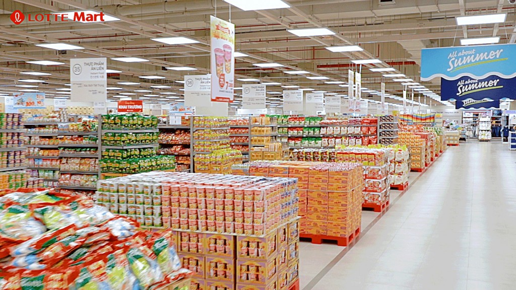 Hàng hóa dồi dào tại hệ thống siêu thị LOTTE Mart.