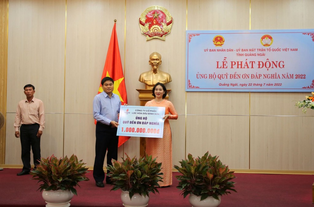 Ông Trần Đoàn Thịnh - Phó Tổng Giám đốc Công ty BSR trao tặng biển tượng trưng 1 tỷ đồng ủng hộ Quỹ Đền ơn đáp nghĩa tỉnh Quảng Ngãi.