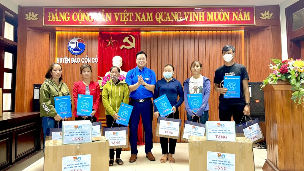 Phó Bí thư Thành đoàn Hà Nội Trần Quang Hưng trao tặng quà tới các gia đình chính sách trên đảo Cồn Cỏ 