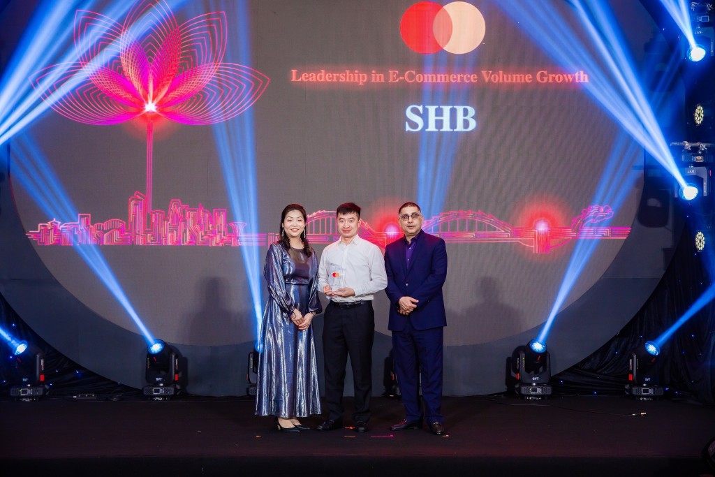 Ông Lê Thành Trung – Giám đốc Trung tâm Thẻ SHB (ở giữa) đại diện ngân hàng nhận giải thưởng “Ngân hàng có tốc độ tăng trưởng giao dịch thẻ thanh toán online tốt nhất năm 2021 của Mastercard Việt Nam”