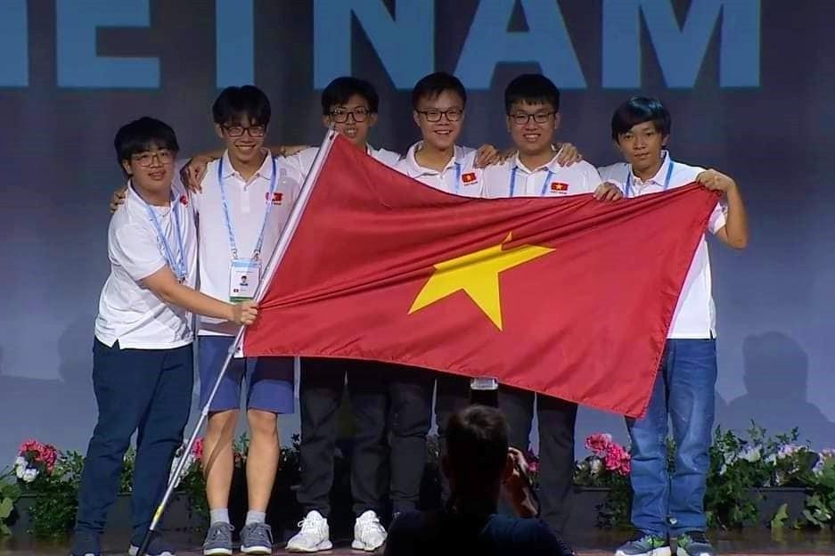 Quý Đăng cùng các thành viên đội tuyển tự hào chụp ảnh với Quốc kì khi lên bục nhận huy chương