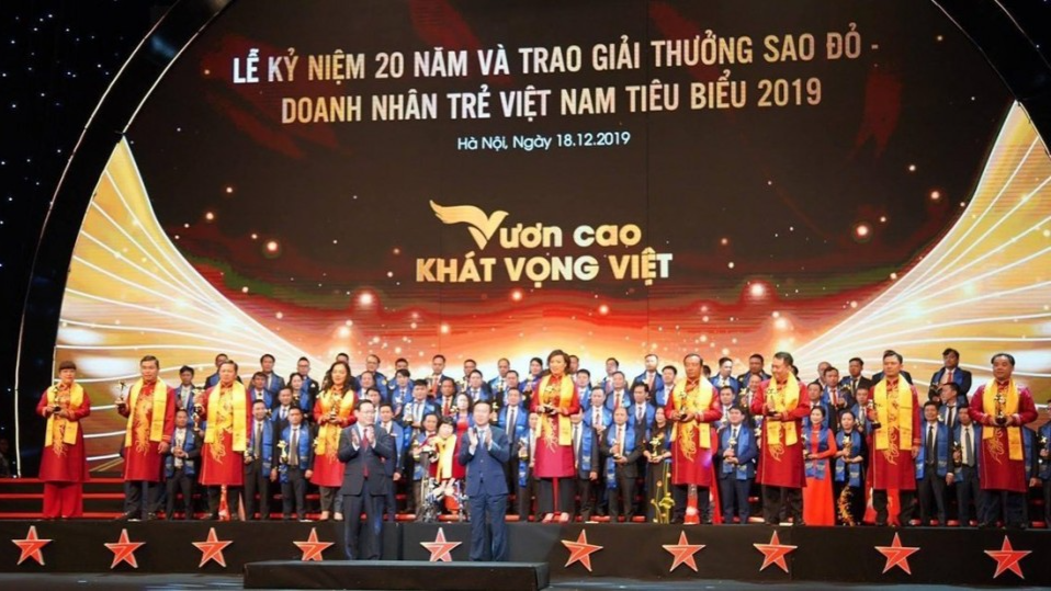 Lãnh đạo Đảng, Nhà nước trao giải thưởng Sao Đỏ tặng các doanh nhân trẻ tiêu biểu xuất sắc năm 2019. Ảnh: BTC