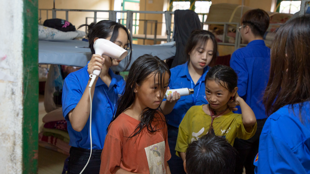 Sinh viên Đại học Quốc gia Hà Nội chăm sóc các em nhỏ 