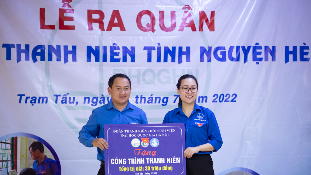 Đoàn Thanh niên Đại học Quốc gia Hà Nội trao tặng biển tượng trưng công trình thanh niên 