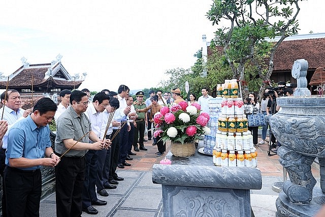 Thủ tướng và đoàn công tác đã dâng hoa, dâng hương tại Đền Chung Sơn - nơi thờ gia tiên Chủ tịch Hồ Chí Minh tại núi Chung, xã Kim Liên, huyện Nam Đàn - Ảnh: VGP/Nhật Bắc