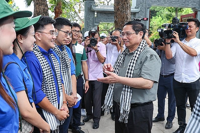 Thủ tướng nói chuyện với các bạn đoàn viên, thanh niên đang có chuyến tham quan về nguồn - Ảnh: VGP/Nhật Bắc