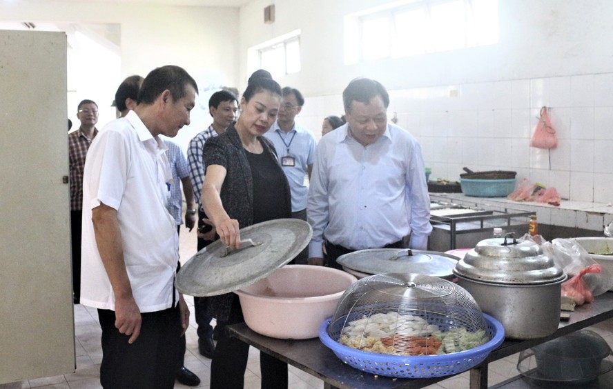 Phó Bí thư Thành ủy Nguyễn Văn Phong và Đoàn đại biểu thành phố thăm bếp ăn của Trung tâm Điều dưỡng người có công số 1 Hà Nội.