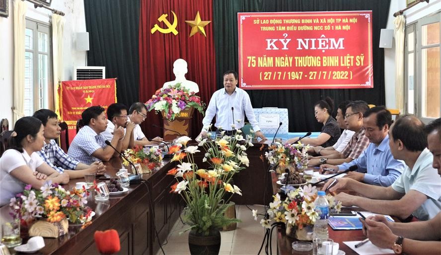 Phó Bí thư Thành ủy Nguyễn Văn Phong làm việc với Trung tâm Điều dưỡng người có công số 1 Hà Nội.