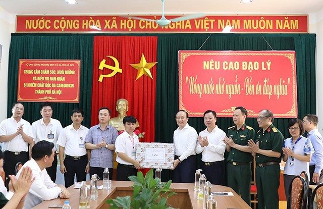 Chủ tịch HĐND Thành phố Nguyễn Ngọc Tuấn trao quà tặng Trung tâm chăm sóc, nuôi dưỡng và điều trị nạn nhân bị nhiễm chất độc da cam/dioxin Thành phố.