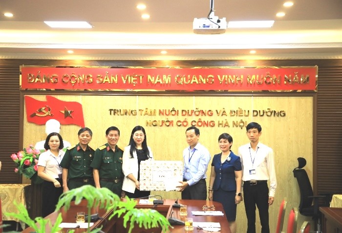 Chủ tịch MTTQ Việt Nam TP. Hà Nội Nguyễn Lan Hương tặng quà Trung tâm nuôi dưỡng và điều dưỡng người có công Hà Nội.