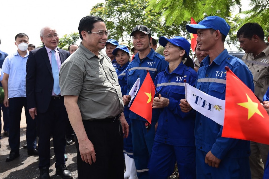 Thủ tướng trò chuyện, thăm hỏi, động viên lao động của Tâp đoàn TH tại dự án.