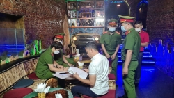Công an quận Hoàn Kiếm kiểm tra đồng loạt các quán bar ở phố cổ