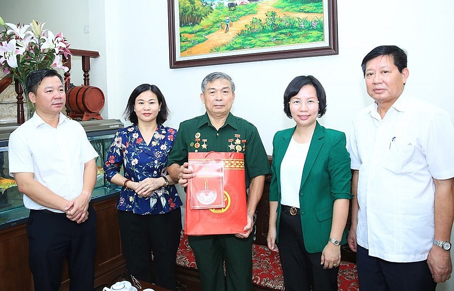 Phó Bí thư Thường trực Thành ủy Hà Nội Nguyễn Thị Tuyến trao quà tặng gia đình thương binh Lê Đình Thụy (quận Thanh Xuân)