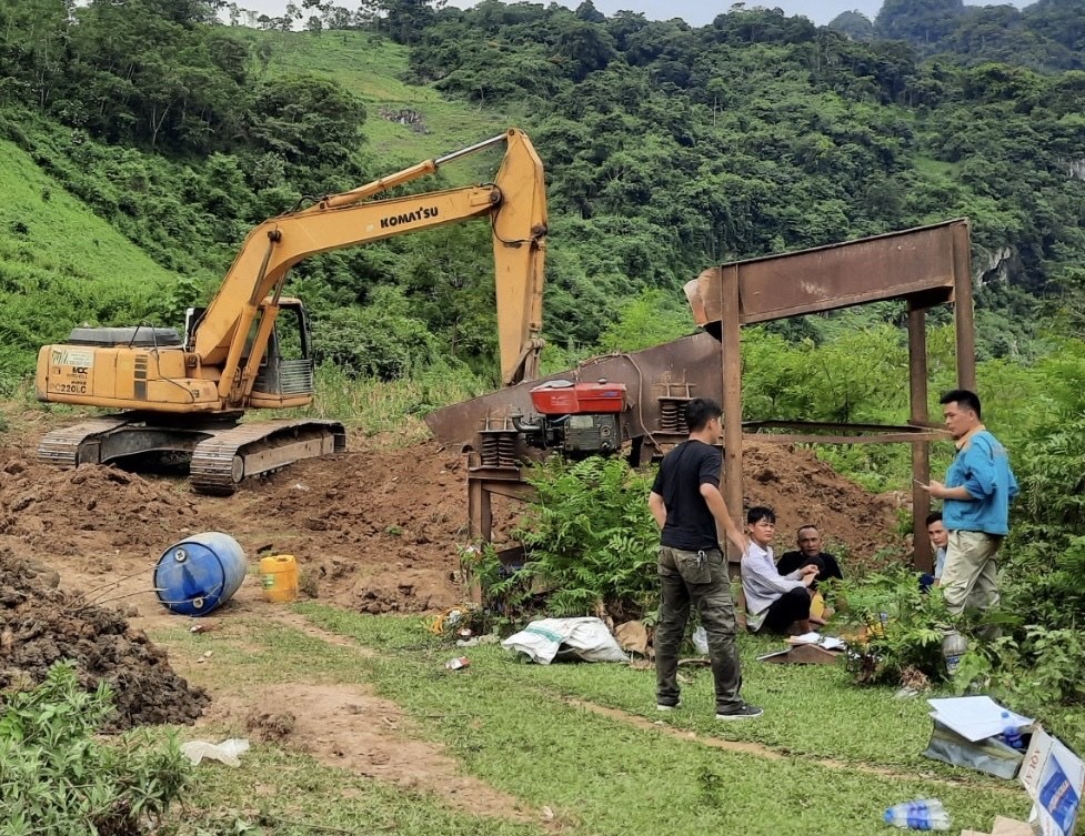 Hiện trường các đối tượng khai thác vàng trái phép.