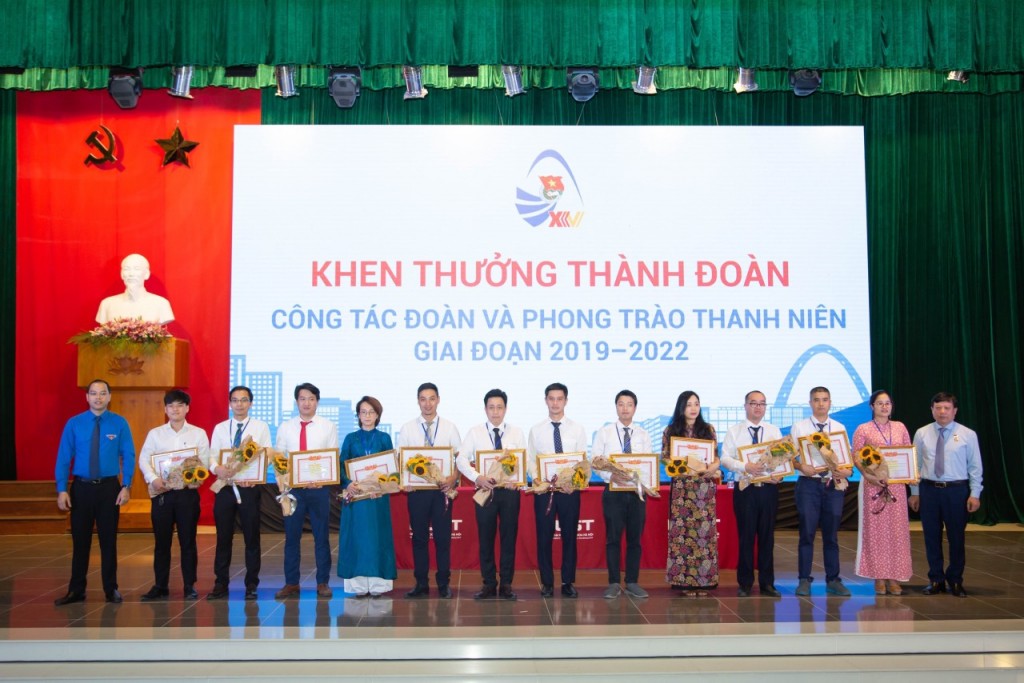 Lãnh đạo Thành đoàn trao bằng khen cho các tập thể, cá nhân có thành tích xuất sắc