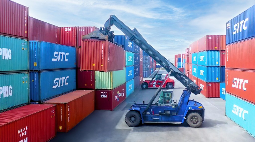 5. Nâng hạ, bốc xếp hàng container tại Cảng Chu Lai