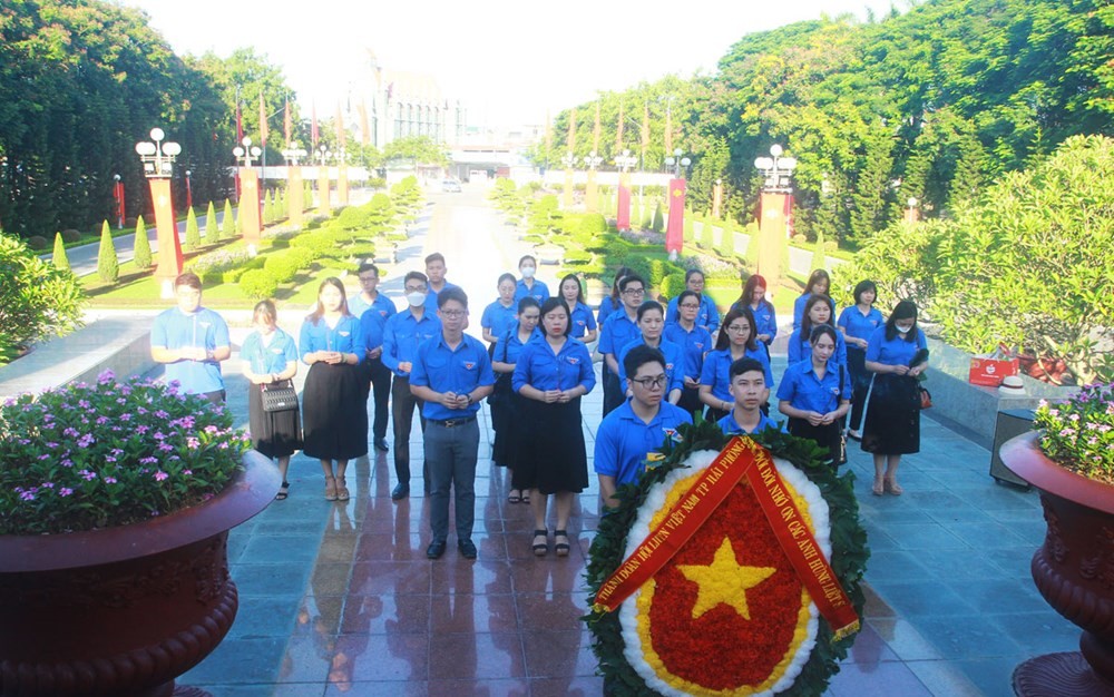 Đoàn dâng hương tại Đài tưởng niệm các Anh hùng liệt sỹ thành phố