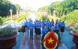 Thành đoàn Hải Phòng dâng hương tri ân các anh hùng liệt sĩ