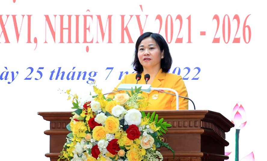 Phó Bí thư Thường trực Thành ủy Nguyễn Thị Tuyến phát biểu tại buổi tiếp xúc cử tri