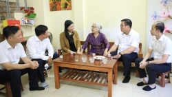Chủ tịch Ủy ban MTTQ Việt Nam TP Nguyễn Lan Hương thăm, tặng quà các gia đình chính sách