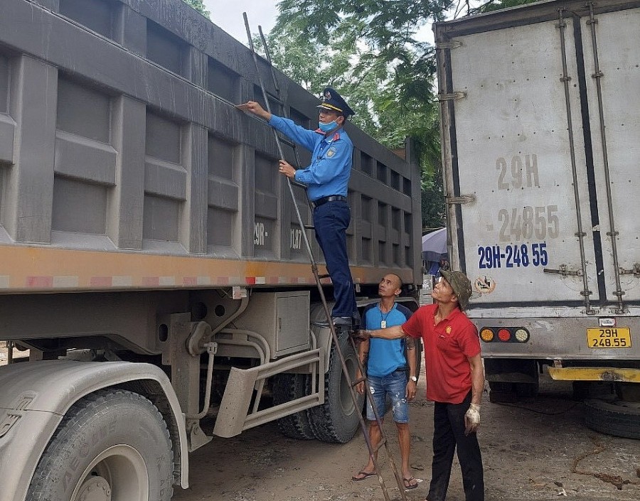 Lực lượng Thanh tra Sở Giao thông vận tải Hà Nội kiểm tra, phát hiện nhiều xe tải có thành thùng được cơi nới vượt quá quy định cho phép