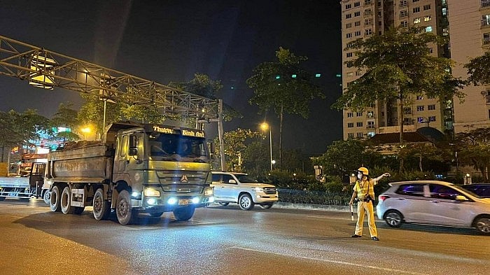 Cảnh sát giao thông Hà Nội dừng xe tải có dấu hiệu vi phạm ở khu vực ngã tư Võ Chí Công - Nguyễn Hoàng Tôn (quận Tây Hồ, Hà Nội)