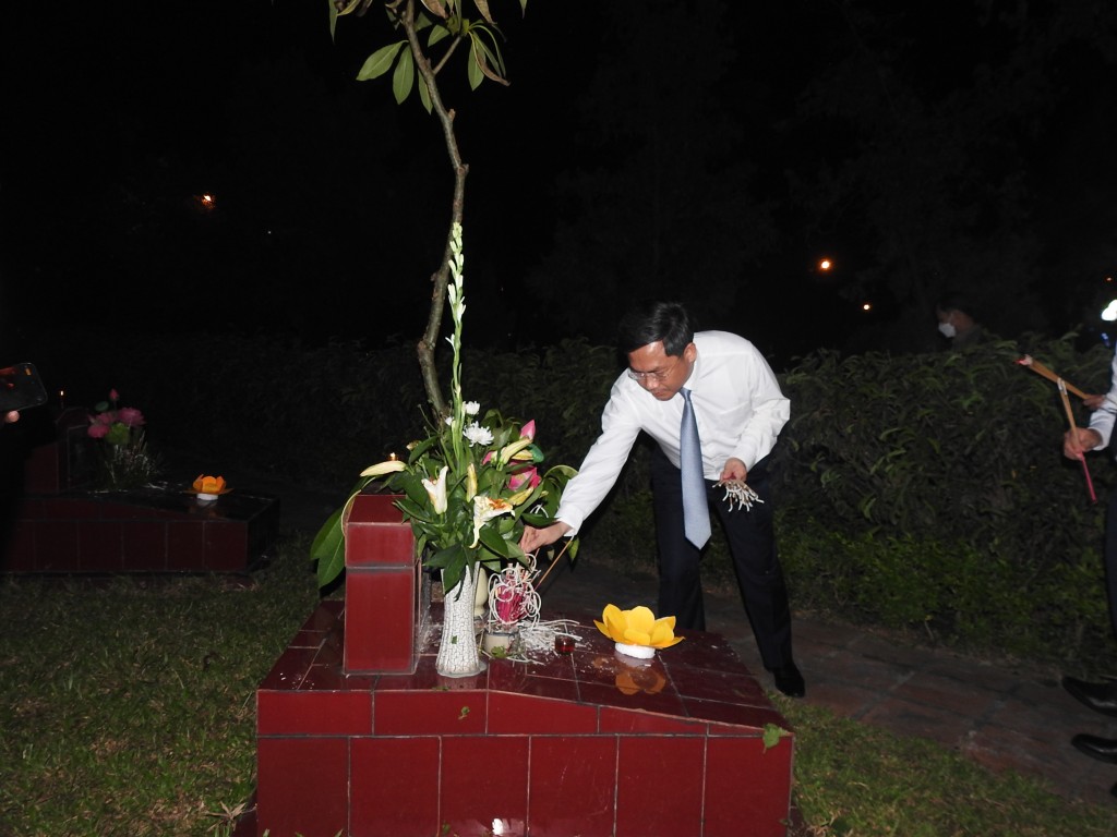 Phó Chủ tịch UBND thành phố Hà Minh Hải thắp hương tưởng nhớ,  tri ân các liệt sỹ