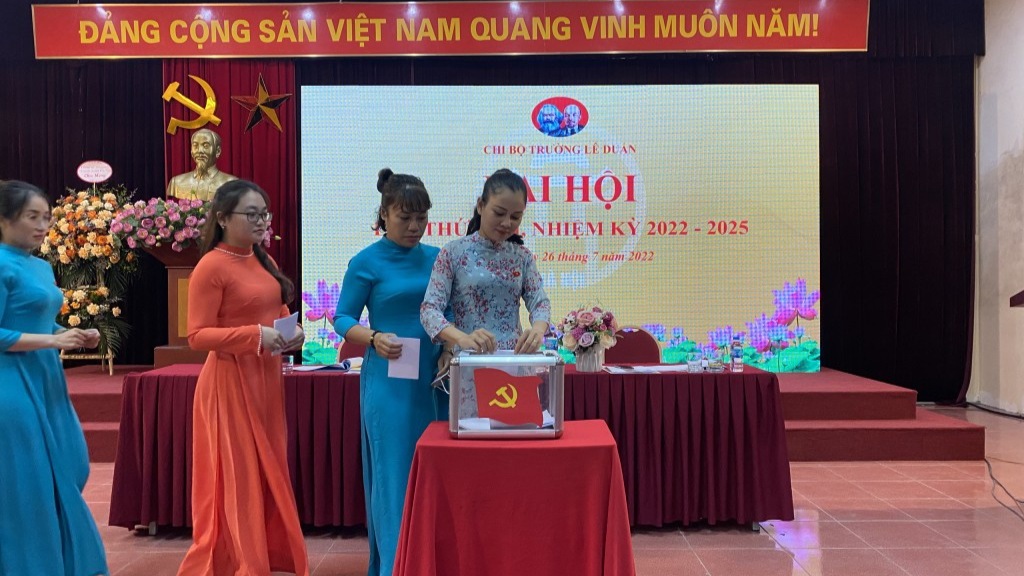 Đại biểu bỏ phiếu bầu Bí thư chi bộ tại Đại hội 