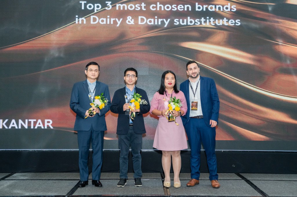 Đại diện Fami nhận cúp lưu niệm của Kantar Vietnam chúc mừng vị trí thứ 2 trong Top 10 thương hiệu Sữa và sản phẩm thay thế Sữa được chọn mua nhiều nhất tại nông thôn